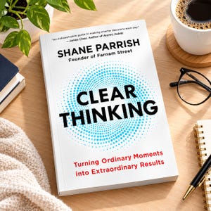Może przedstawiać: Biała książka zatytułowana Clear Thinking autorstwa Shane'a Parrisha, z niebieską grafiką w kropkowaną spiralę na okładce. Tekst brzmi: An indispensable guide to making smarter decisions each day, Founder of Farnam Street oraz Turning Ordinary Moments into Extraordinary Results.