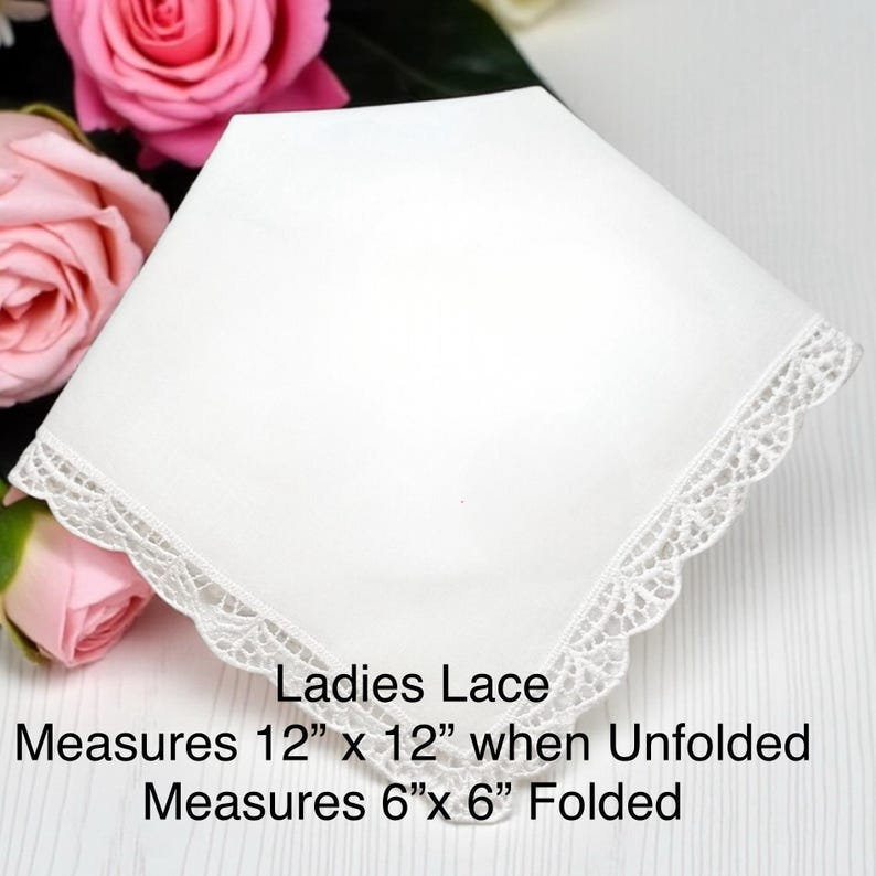 以下が含まれることがあります： 繊細なレースのトリムが付いた白いハンカチ。テキスト「Ladies Lace」が表示されています。広げた状態では30.5cm&times;30.5cm、折りたたんだ状態では15.2cm&times;15.2cmです。