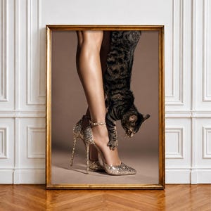 Elegancki plakat z kotami na obcasie, grafika ścienna z wysokimi obcasami w panterkę, zabawny nadruk z modnym kotem, elegancki wystrój garderoby