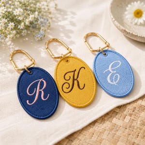 Sleutelhanger met geborduurd monogram op maat, gepersonaliseerde tashanger met initialen, cadeau voor het vragen van je bruidsmeisje, tashanger, uniek verjaardagscadeau voor haar