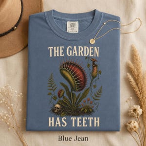 Camiseta Dark Botanical Venus Flytrap, The Garden Has Teeth Comfort Colors 1717