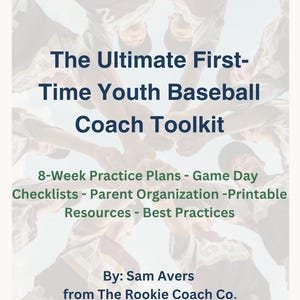 Könnte beinhalten: Ein digitales Dokument mit dem Titel The Ultimate First-Time Youth Baseball Coach Toolkit. Es zeigt dunkelblauen Text auf einem verblassten Hintergrund von Baseballspielern im Kreis. Es enthält 8-wöchige Trainingspläne und Ressourcen.