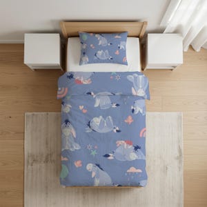 Può includere: Un set di biancheria da letto blu con un motivo ripetuto di un personaggio asino dei cartoni animati, cuori rosa, farfalle arancioni, stelle verdi e piccole nuvole. Il set include un copripiumino e una federa coordinata con la stessa stampa.
