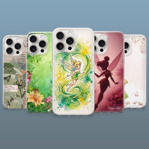 Puede incluir: Cinco fundas para smartphone con ilustraciones de Campanilla. Los diseños incluyen un collage con texto, una escena floral verde, una hada central en acuarela, una silueta roja con rosas y un patrón floral claro con mariposas y alas.