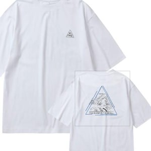 Könnte beinhalten: Ein weißes Kurzarm-T-Shirt mit einem kleinen schwarzen Dreieckslogo auf der Brust mit dem Text IN THE. Die Rückseite des T-Shirts zeigt eine große blaue Dreiecksgrafik mit detaillierten Linienzeichnungen und dem Text THE GHOST IN THE SHELL.