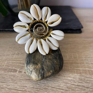 Anel de flor de búzios | Anel boho ajustável | Joia artesanal africana | Presente para mulheres | Conchas naturais