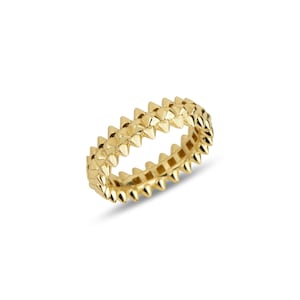 Könnte beinhalten: Ein goldener Ring mit einem durchgehenden Band aus scharfen, pyramidenförmigen Stacheln, die in einem sich wiederholenden Muster um den gesamten Umfang angeordnet sind. Das Metall hat eine polierte, reflektierende Oberfläche, die das Licht einfängt.