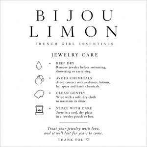Puede incluir: Una tarjeta informativa blanca titulada BIJOU LIMON FRENCH GIRL ESSENTIALS con texto en negro que proporciona instrucciones para el cuidado de joyas. Incluye iconos para mantener seco, evitar qu&iacute;micos, limpiar suavemente y almacenar con cuidado.