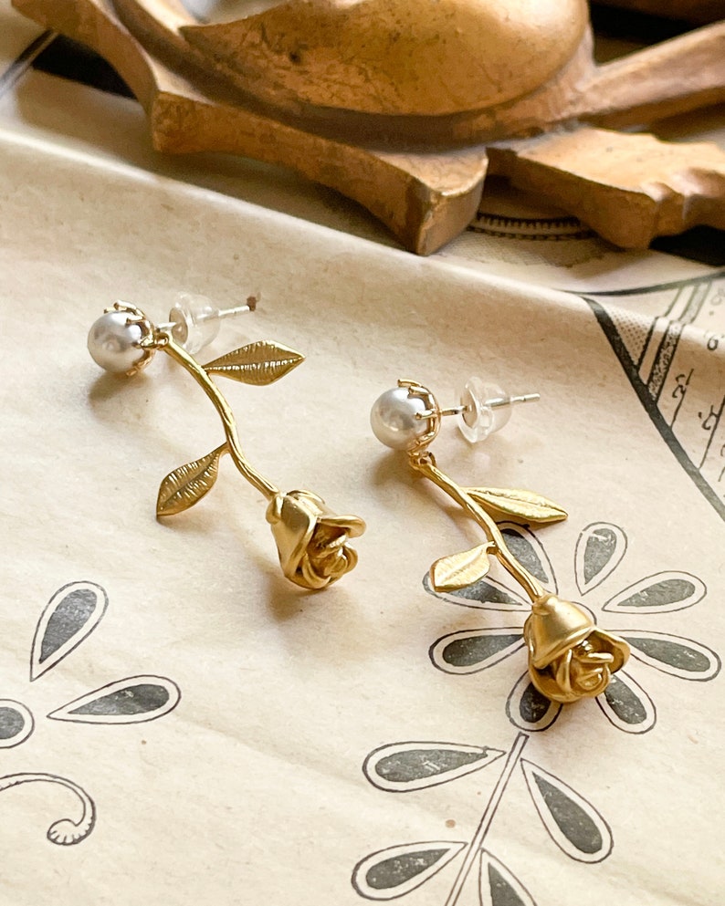Gold Rose Dangling Earrings, Rococo Style, Marie Antoinette Earrings, Rose Flower Earring, Floral Jewelry, French Vintage Wedding, For Her Bild 2