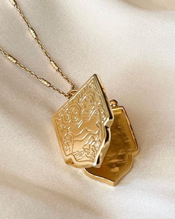 Gold renaissance hotsell necklace