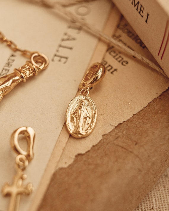 Madonna pendant deals