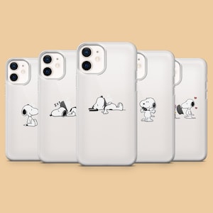Op de afbeelding: Vijf doorzichtige smartphonehoesjes met zwart-witte lijntekeningen van het personage Snoopy in verschillende houdingen, waaronder zittend, slapend met ZZZ-tekst, liggend, staand en interagerend met een klein hartsymbool.