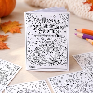 Op de afbeelding: Een wit papieren boekje getiteld Halloween Mini Mindfulness Colouring met 7 kleine griezelige plaatjes om in te kleuren. De omslag bevat een zwart-witte lijntekening van een lachende pompoen, een spookje, een vleermuis en een maansikkel.