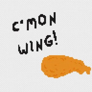 Puede incluir: Un patrón de punto de cruz sobre tela blanca que presenta el texto negro pixelado C'MON WING! colocado sobre un ala de pollo naranja renderizada en estilo pixel art. El diseño utiliza una textura de cuadrícula en todo el fondo blanco.