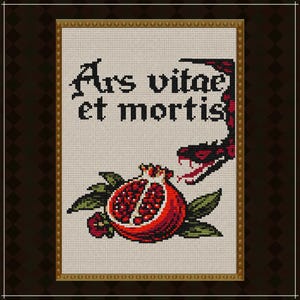 Op de afbeelding: Een kruissteekborduurwerk met de zwarte tekst Ars vitae et mortis, een rood-zwarte slang en een gehalveerde rode granaatappel met groene bladeren. Het ontwerp is gevat in een goudkleurige lijst tegen een donkerbruin ruitpatroon.