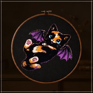 Patrón de punto de cruz de gato murciélago calico gótico en PDF, gráfico de bordado de gato de Halloween, lindo gato negro brujo, bordado gótico