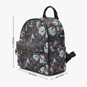 Puede incluir: Una mochila con un patrón repetitivo de varias razas de perros, elementos forestales y linternas rojas. Tiene un asa superior negra, cremalleras doradas y mide 28,5 cm de alto, 23 cm de ancho y 13 cm de profundidad según las etiquetas.