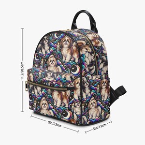 Puede incluir: Una mochila con un patrón repetitivo de perros Shih Tzu, lunas crecientes y velas sobre un fondo oscuro y colorido. La bolsa mide 28,5 cm de alto, 23 cm de ancho y 13 cm de profundidad, con bordes de color negro.