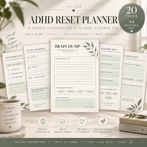Op de afbeelding: Een 20-pagina tellende, printbare A4 ADHD-resetplanner met crèmekleurige vellen en saliegroene bladaccenten. De planner bevat secties voor brain dumps, prioriteiten, dagen met weinig energie, dopamine-menu's en wekelijkse resets met tekst.