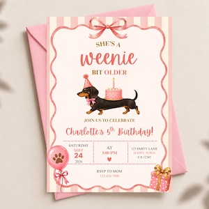 Op de afbeelding: Een roze verjaardagsuitnodiging met een teckel die een feesthoedje draagt en een taart op zijn rug heeft. De tekst luidt: SHE'S A weenie BIT OLDER, JOIN US TO CELEBRATE Charlotte's 5th Birthday! SATURDAY MAY 24 2026 AT 3:00 PM 123 PARTY LANE HAPPY TOWN CA 12345 RSVP TO MOM 123.456.7890.