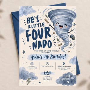 Op de afbeelding: Een verjaardagsuitnodigingskaart met een cartoon-tornadofiguur met een lachend gezicht. De tekst luidt HE'S A LITTLE FOUR-NADO, COME STIR UP SOME TROUBLE TO CELEBRATE AIDEN'S 4TH BIRTHDAY, met evenementdetails, RSVP-informatie en blauwe wolken.