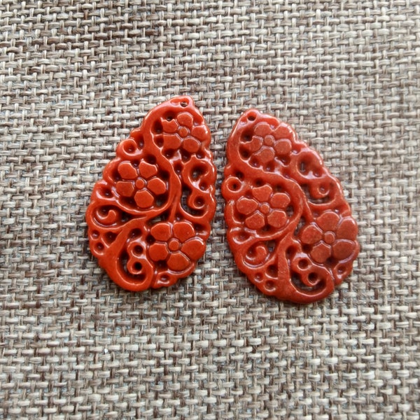 Pingente de flor de jade esculpida: amuleto estilo arcaico (2 peças)