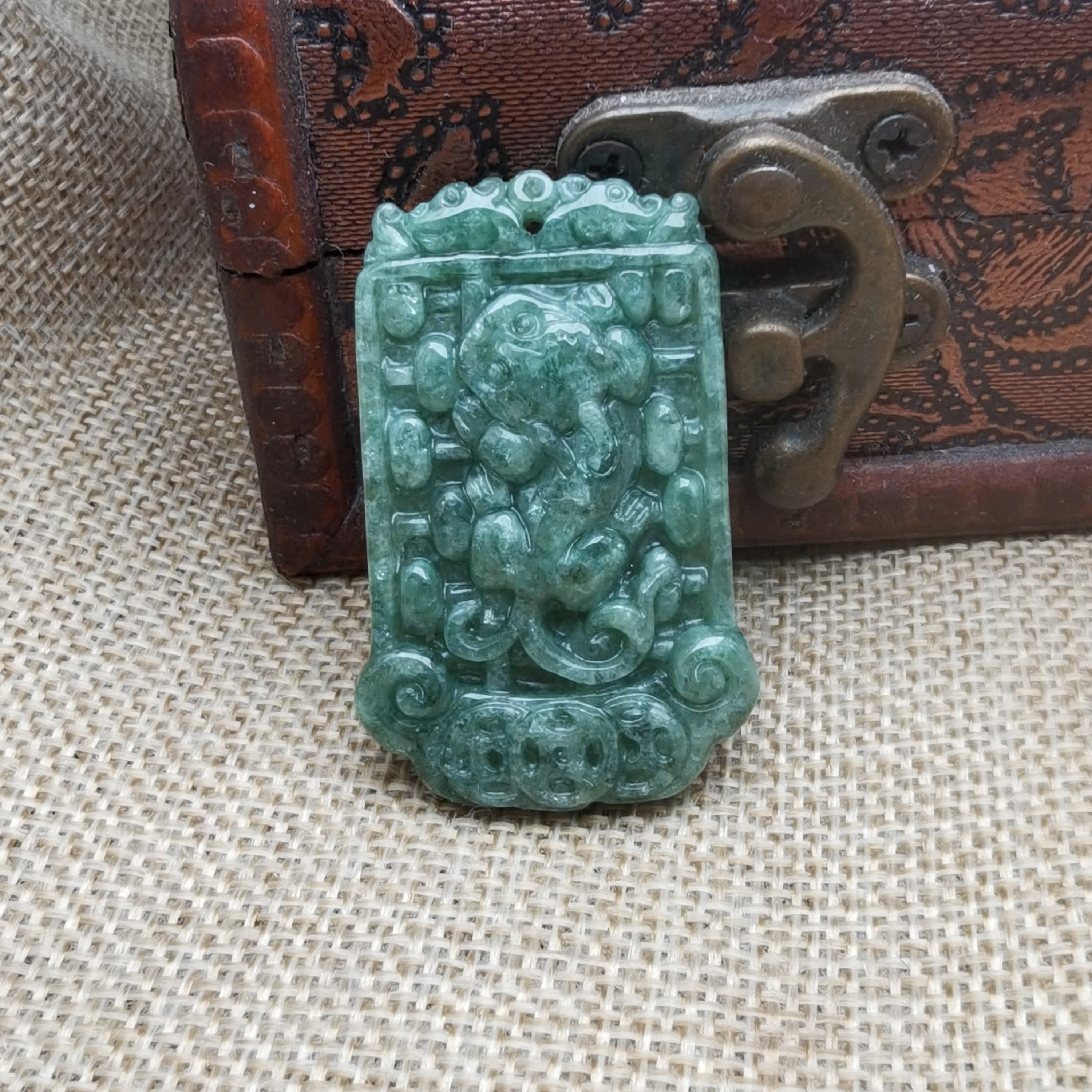 AA翡翠ペンダント貔貅彫刻花古代中国文化の伝統的なデザイン天然ビルマ