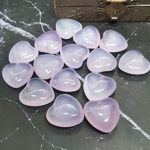 Pendentif calcédoine sculpté, Amulette d’agate claire sculptée Cœur rose