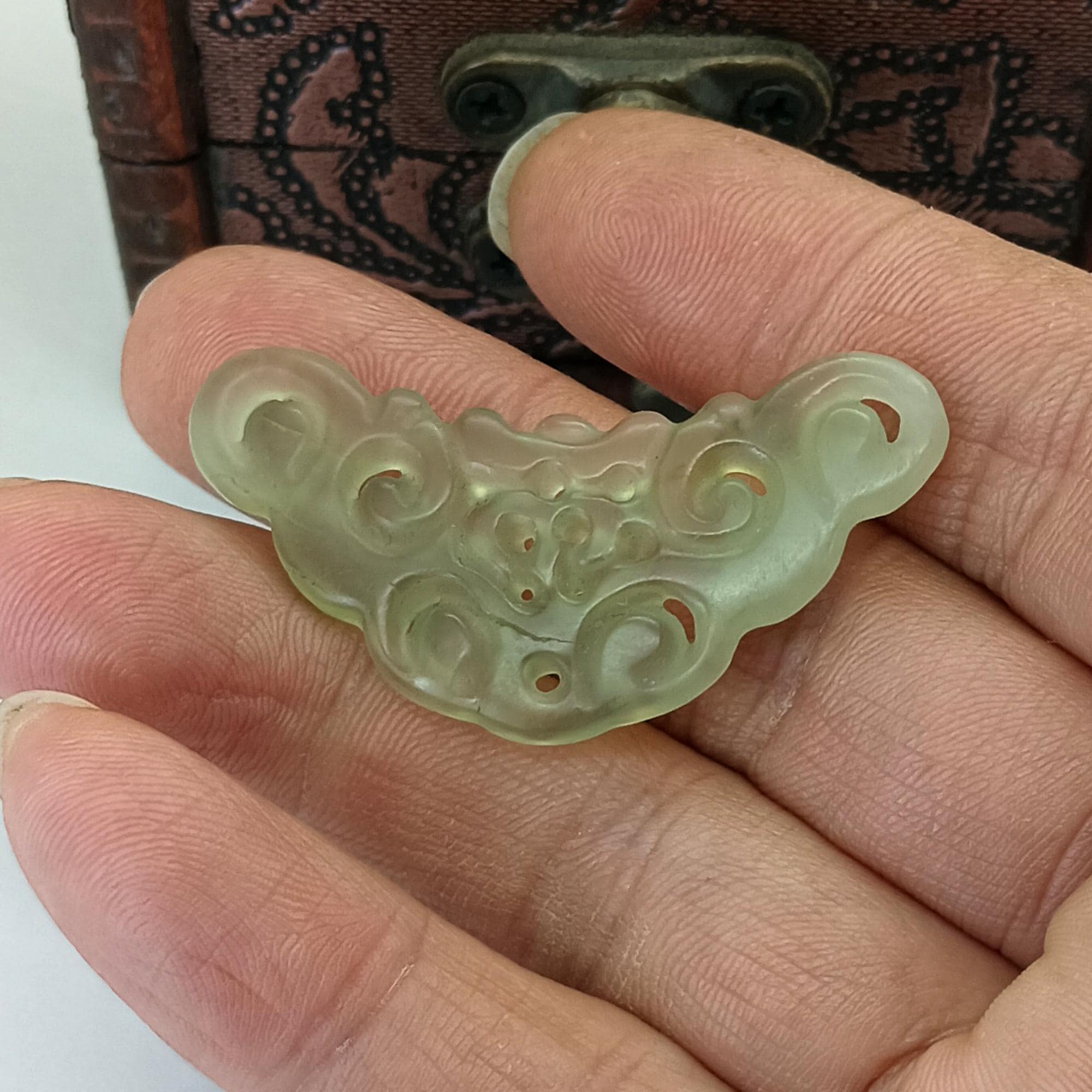 送料無料　翡翠彫刻ペンダントトップ　中国古玩骨董 翡翠彫刻ペンダントトップ 【TEARJERKER】95101 | 翡翠専門店