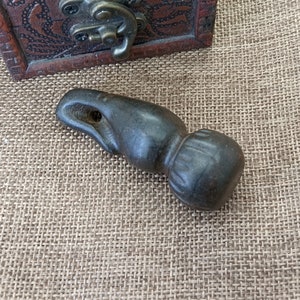 Amulette de calebasse sculptée par pendentif météorite de style archaïque Culture Hongshan