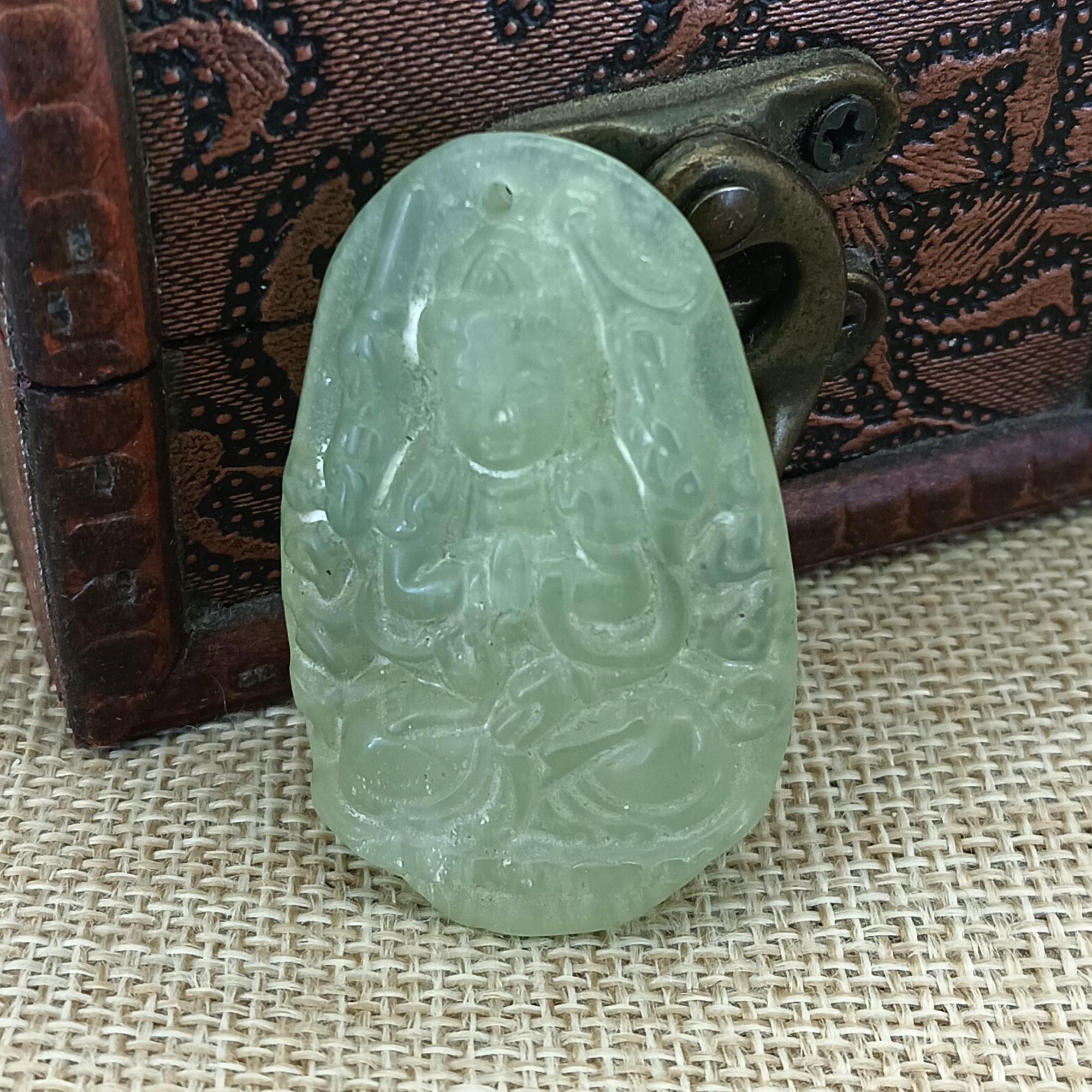 China Anhänger: Geschnitzte Jade Amulett Halskette