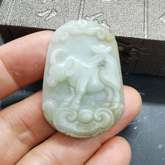 天然ネフライトグレー翡翠ペンダント 手彫り 牛 ネズミ - Etsy 日本