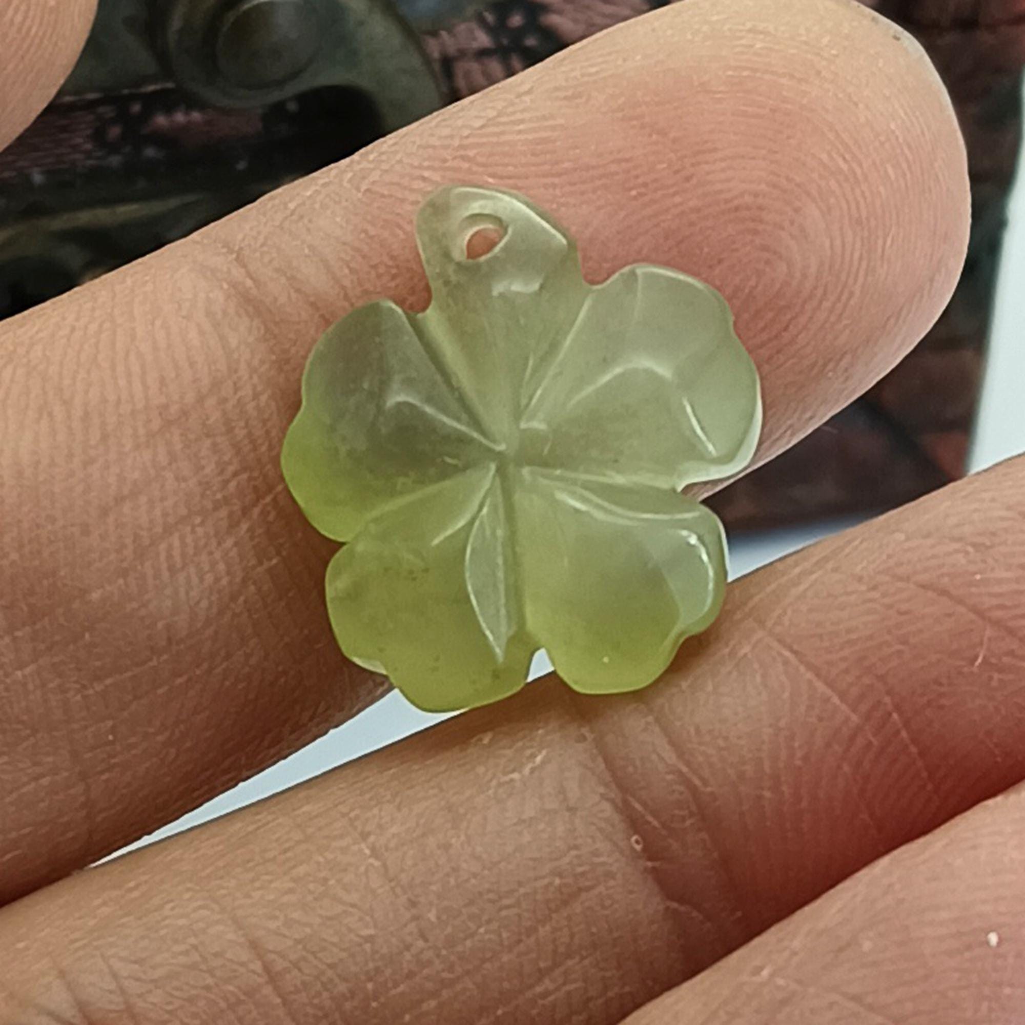 秀岩翡翠四つ葉のクローバーペンダント：彫刻されたお守り（19 mm