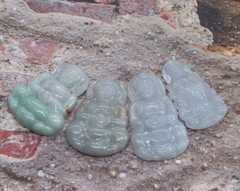 Puede incluir: Cuatro figuritas de jade verde de figuras sentadas, cada una con detalles intrincados y un acabado liso y pulido.
