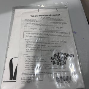 以下が含まれることがあります： Gail AbeloeによるWacky Patchwork Jacketというタイトルの裁縫型紙封筒。白い紙のインサートには、黒い文字、XSからXLまでのサイズ表、生地の必要量、必要な材料のリスト、およびジャケットのイラストが記載されています。