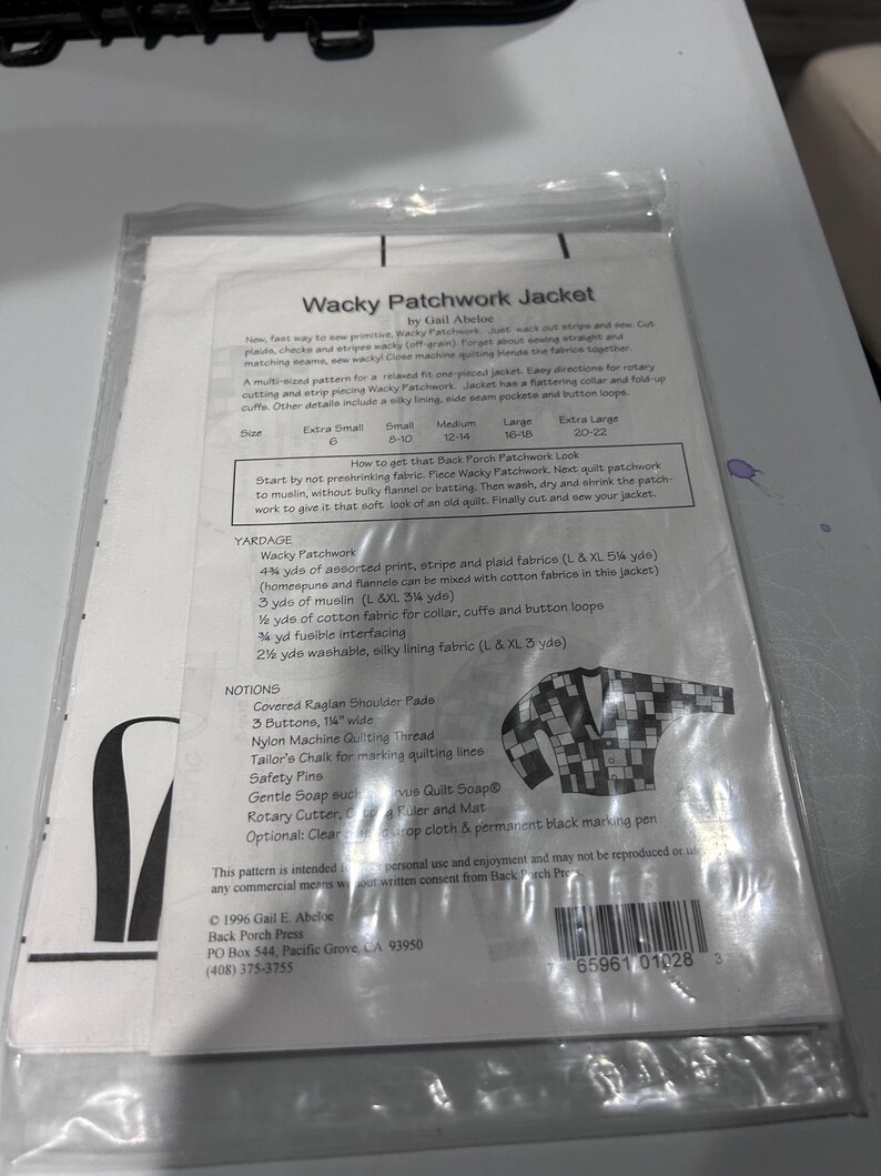 以下が含まれることがあります： Gail AbeloeによるWacky Patchwork Jacketというタイトルの裁縫型紙封筒。白い紙のインサートには、黒い文字、XSからXLまでのサイズ表、生地の必要量、必要な材料のリスト、およびジャケットのイラストが記載されています。