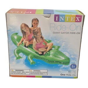 Może przedstawiać: Pudełko z dmuchaną zabawką do basenu Intex Giant Gator Ride-On z grafiką zielonego aligatora. Opakowanie zawiera nazwę produktu, oznaczenie wieku 3+ lat oraz wymiary 2,03 m na 1,14 m, przedstawiając dwoje dzieci siedzących na aligatorze.