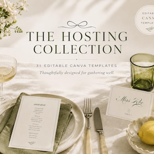 Op de afbeelding: Een set van 31 bewerkbare Canva-sjablonen genaamd The Hosting Collection, met een menukaart, naamkaartje en tafelsetting met een wit bord, olijfgroen servet, bestek, een citroen en glaswerk op een lichtgekleurde ondergrond.