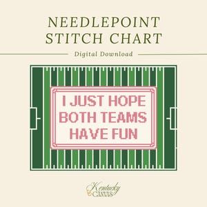 Könnte beinhalten: Eine digitale Stickvorlage für Needlepoint mit einer grünen Footballfeld-Grafik und einem rosafarbenen Kasten in der Mitte, der den Text I JUST HOPE BOTH TEAMS HAVE FUN enthält. Das Design zeigt weiße Spielfeldlinien und das Kentucky Canvas Logo.