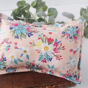 Daisy Bloom - federa per cuscino floreale per neonato in rosa, fucsia, salmone pesca, giallo, blu, rosso e bianco