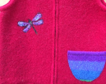 Gilet pour enfant feutré rouge, taille 6-8 (5-8 ans), avec libellule feutrée à l’aiguille et poche colorée