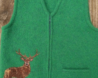 Gilet pour enfant feutré vert sapin, taille 10-12 (8-10 ans), avec motif cerf majestueux feutré à l'aiguille et poche utile.