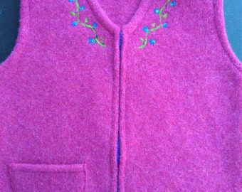 Gilet pour enfant feutré framboise, taille 10-12 (8-10 ans), avec vigne florale feutrée à l’aiguille le long du décolleté