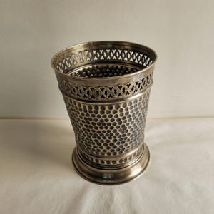 Vaso grande em latão martelado, estilo cachepô, lixeira marroquina antiga, peça central para decoração boho.