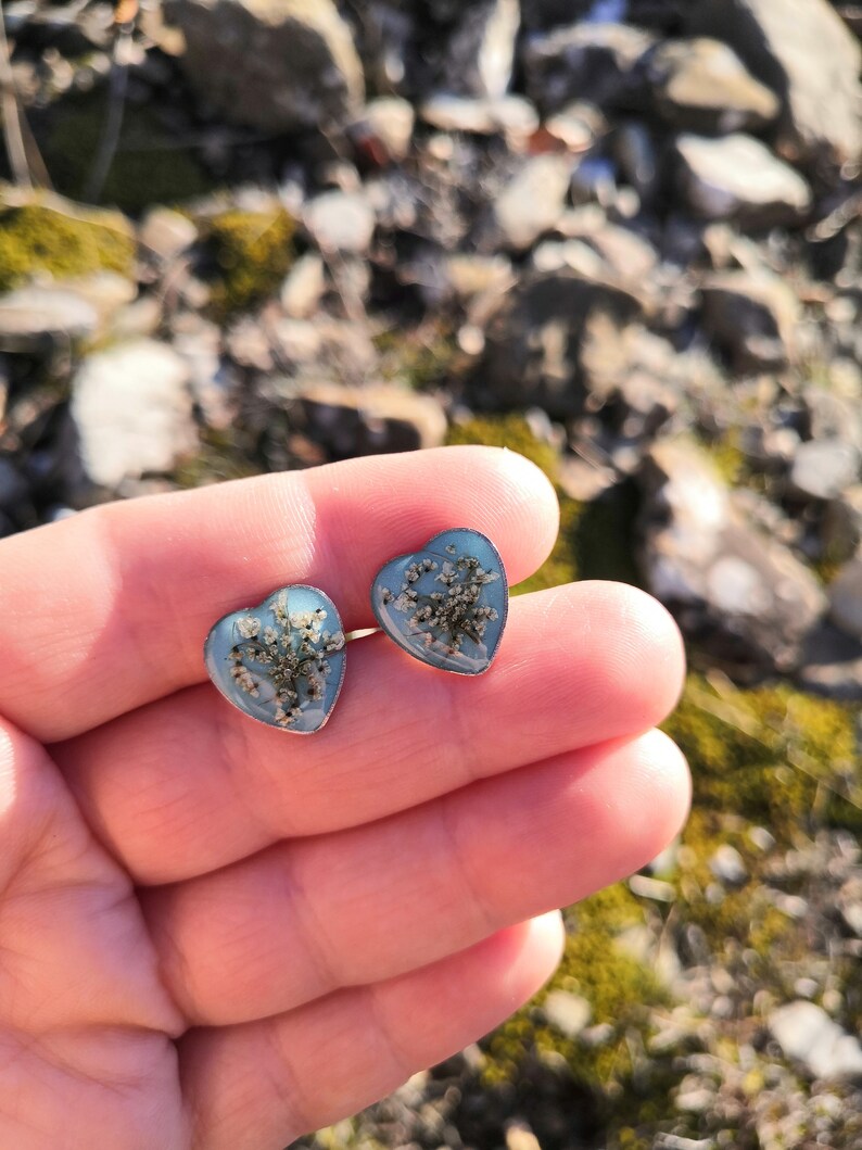 spedizione gratuita in Italia Orecchini tappabuco in acciaio inox a forma di cuore con fiori di carota selvatica