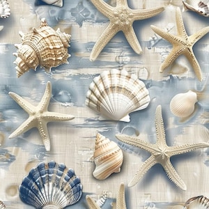 Puede incluir: Un patrón repetitivo que presenta varias estrellas de mar beige y conchas marinas variadas, incluyendo caracolas y vieiras, dispuestas sobre un fondo texturizado de pinceladas azul claro y crema que imitan una superficie costera desgastada.