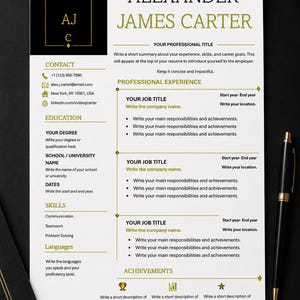 Op de afbeelding: Een professioneel cv-sjabloon met een zwarte zijbalk en de initialen AJC in een gouden vierkant. Het witte hoofdgedeelte bevat secties voor contact, opleiding, vaardigheden, werkervaring en prestaties met gouden tekstkoppen.