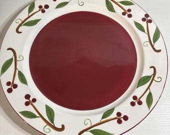 Plato redondo grande para servir Basis Holiday de 40 cm (16") con centro rojo y diseño de hojas de bayas.