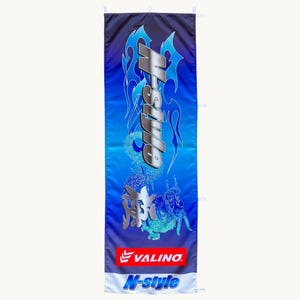 Könnte beinhalten: Ein vertikales, rechteckiges Banner mit blauem Farbverlauf und tribalartigen Flammenmustern. Der Text N-STYLE ist vertikal in metallisch silberner Schrift aufgedruckt, ergänzt durch eine Drachenillustration und das rote Valino-Logo unten.