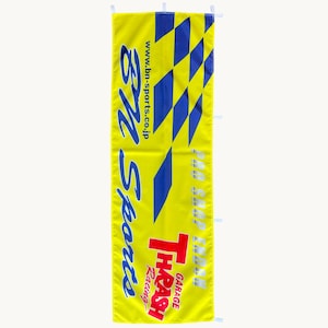 Puede incluir: Una pancarta vertical amarilla con un patrón de cuadros azul en la parte superior y el texto azul BN Sports con la URL www.bn-sports.co.jp. La pancarta también muestra el texto rojo THRASH RACING y el texto plateado PRO SHOP ENDOH.